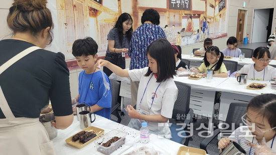 ▲ 전통 디저트 만들기 수업에 앞서 강사가 조리법을 설명하고 있다. 이날 수업에서는 가래떡을 초콜릿과 초코펜으로 장식해 '나만의 전통 간식'을 만드는 시간을 가졌다. 울산 북구청 제공