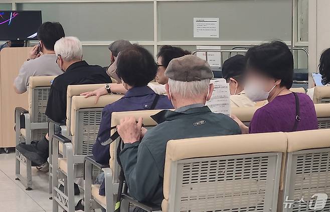 진료 대기하는 환자들.(사진은 기사와 관련없음)/뉴스1 DB