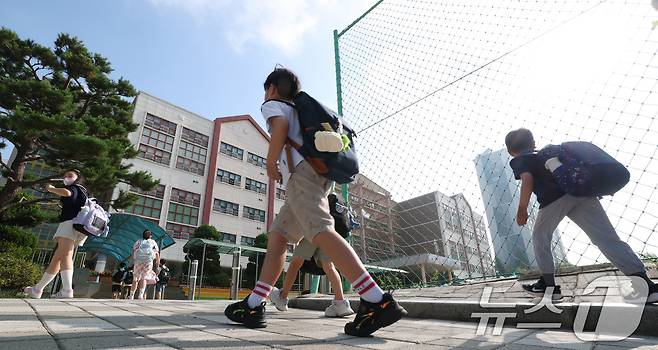 5일 오전 여름방학을 마치고 개학한 경기 수원시 영통구 잠원초등학교에서 학생들이 등교하고 있다. 2025.8.5/뉴스1 ⓒ News1 김영운 기자