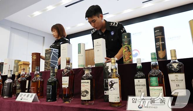 5일 서울 강남구 서울본부세관에서 관계자들이 압수된 밀수입 고가 위스키를 공개하고 있다. 2025.8.5/뉴스1 ⓒ News1 박지혜 기자