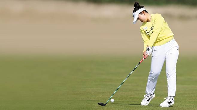 150㎝ 단신 골퍼 야마시타 미유(일본)가 4일 AIG 여자 오픈 4라운드 9번홀 페어웨이에서 우드로 두 번째 샷을 치고 있다. 그는 드라이브샷 비거리는 99위에 그쳤지만, 쇼트게임의 정교함을 앞세워 시즌 마지막 메이저 대회에서 투어 첫 승을 신고했다./게티이미지코리아,