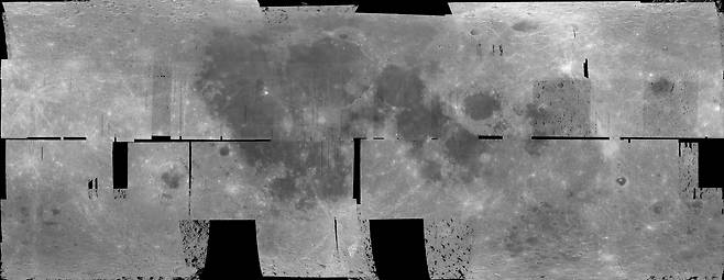 다누리 광시야편광카메라 촬영 사진으로 만든 달 전체 지도./우주항공청