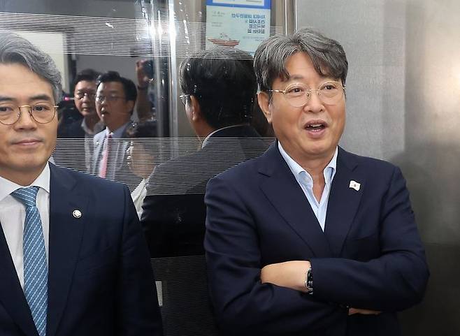 이춘석 국회 법제사법위원장이 1일 오후 국회에서 열린 법제사법위원회 전체회의 정회 후 박형수 법사위 국민의힘 간사를 비롯한 의원들의 항의를 뒤로 하고 엘리베이터에 탑승해 있다. ⓒ뉴시스