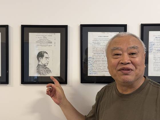 28일 선즈화(沈志華·75) 중국 화둥사범대 종신교수가 베이징 교외 다싱구의 자택에서 본지 인터뷰 중 한국전쟁 관련 각종 원시 자료를 설명하고 있다. 신경진 특파원