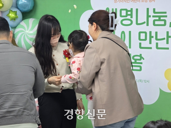 지난해 장기 기증자가 전년보다 10% 넘게 줄어든 것으로 나타났다. 사진은 지난 5월 서울 서대문구 사랑의장기기증운동본부에서 심장이식으로 건강을 회복한 어린이가 기증자의 어머니에게 손수 만든 카네이션을 달아주는 모습이다. 오동욱 기자