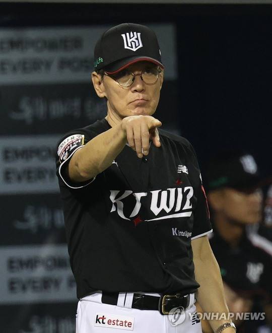 지시하는 이강철 감독 / 사진=연합뉴스