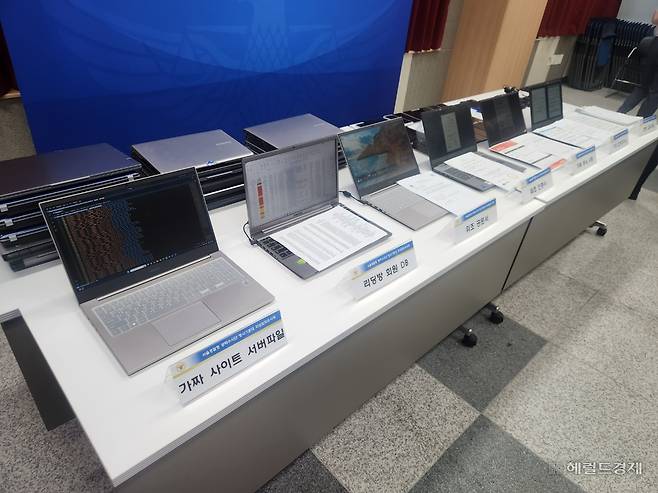 서울경찰청 광역수사단 피심범죄수사계가 검거한 신종 피싱 범죄 조직 압수물. 가짜 주식 거래를 유도하기 위한 위조 인증서, 가짜 주식 서류 등이 있다. 이영기 기자.