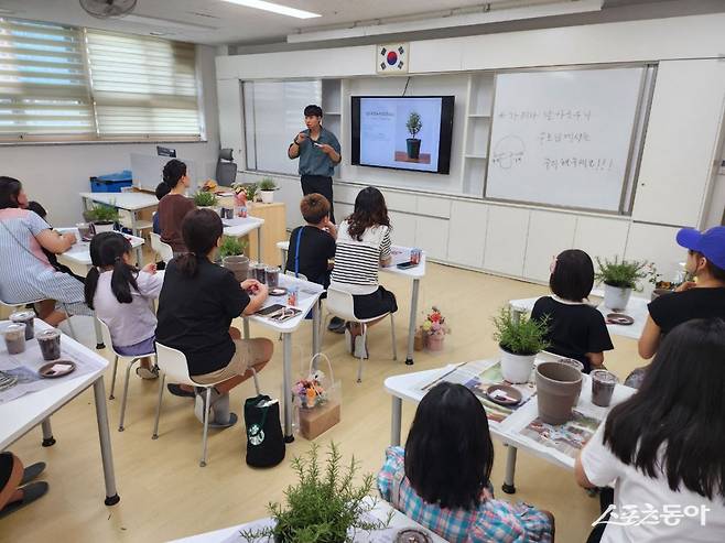 경기도교육청(교육감 임태희)이 도내 28개 늘봄공유학교(거점형 늘봄센터)의 ‘1센터 1브랜드’ 지역 특화 프로그램 운영 강화를 위해 권역별 업무 담당자 협의회를 운영한다. 사진제공|경기도교육청