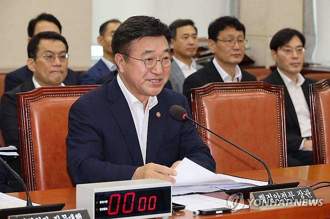 인사말하는 윤호중 행정안전부 장관 (서울=연합뉴스) 박동주 기자 = 5일 서울 여의도 국회에서 열린 행정안전위원회 전체회의에서 윤호중 행정안전부 장관이 인사말을 하고 있다. 2025.8.5 pdj6635@yna.co.kr