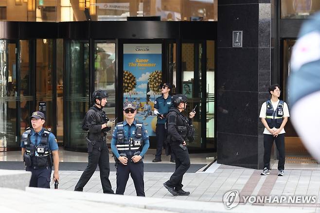 명동 신세계백화점 폭파 협박글로 경찰 수색 (서울=연합뉴스) 윤동진 기자 = 5일 서울 중구 명동 신세계백화점 본점에 폭발물을 설치했다는 협박 글이 인터넷 커뮤니티에 올라와 신고받고 출동한 경찰이 수색하고 있다. 2025.8.5 mon@yna.co.kr