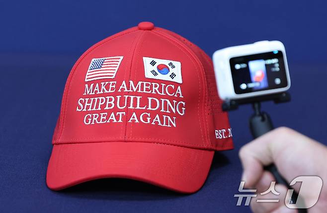 3일 서울 용산구 대통령실 청사에서 한미 관세 협상 타결을 위해 우리 정부가 제작한 '마스가(MASGA)' 문구가 쓰인 빨간 모자를 언론에 공개하고 있다. 김용범 대통령실 정책실장은 이날 'KBS 일요진단 라이브'에 출연해 '마스가(MASGA)' 모자를 들고나와, 이를 보여주며 "산업부가 부처 전체 역량을 총동원해 혼연일체로 방안을 만들었다. 이 모자도 그래서 만든 것"이라고 설명했다. 2025.8.3/뉴스1 ⓒ News1 허경 기자