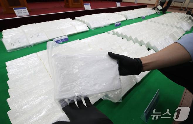 6일 부산 연제구 부산지방검찰청 중회의실에서 열린 부산항 역대 최대 규모 마약류 밀수입 사건 수사 결과 합동 브리핑에서 시가 3000억 원 상당의 코카인 600㎏이 공개되고 있다. 2025.8.6/뉴스1 ⓒ News1 윤일지 기자