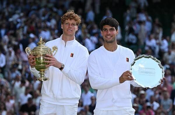 2025 윔블던 남자단식 결승 뒤 시상식 때의 시너와 알카라스. 사진/윔블던