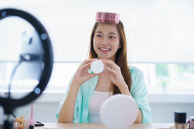 인플루언서 커머스 전문 기업 대표 오종철 씨는 "고객이 먼저 사용해보고 판매하는 '소비자 간 거래 시대'가 열렸다"고 말했다