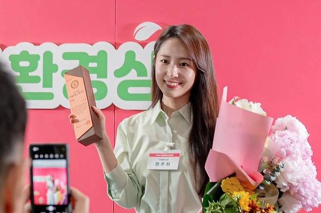 SBS 기상캐스터 출신 정주희 씨는 출산 후 경력 단절로 좌절을 겪었지만 이내 전문성을 살려 '기후 캐스터' 인플루언서로 활발히 활동 중이다