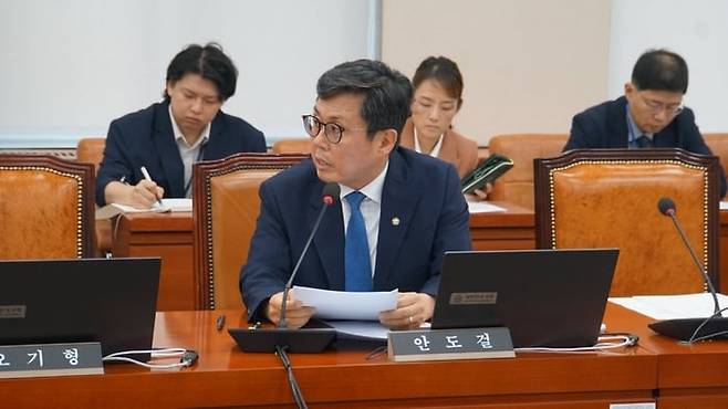 안도걸 더불어민주당 의원이 6일 국회 기획재정위원회에서 기획재정부를 상대로 현안질의를 하고 있다. /안도걸의원실