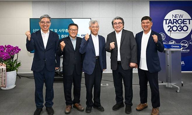 KWMF 신임회장단이 6일 서울 동작구 KWMA 세미나실에서 기념촬영을 하고 있다. 왼쪽부터 고덕현 사무총장, 김종진 장순현 공동회장, 송상천 대표회장, 박광수 공동회장. 신석현 포토그래퍼