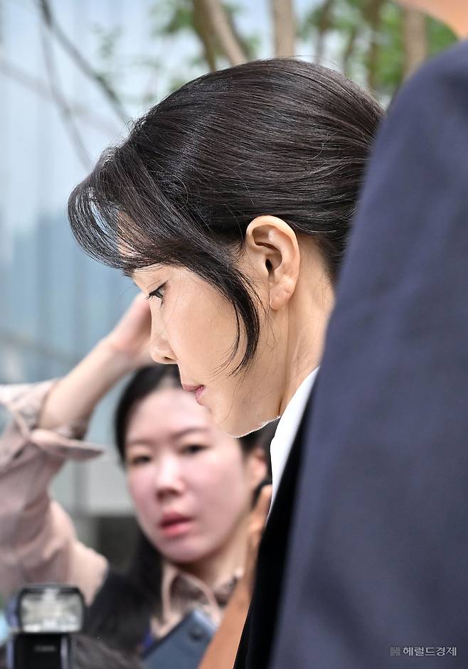 윤석열 전 대통령 부인 김건희 여사가 6일 오전 서울 종로구 민중기 특검 사무실에 조사받기 위해 피의자 신분으로 출석하고 있다. 임세준 기자