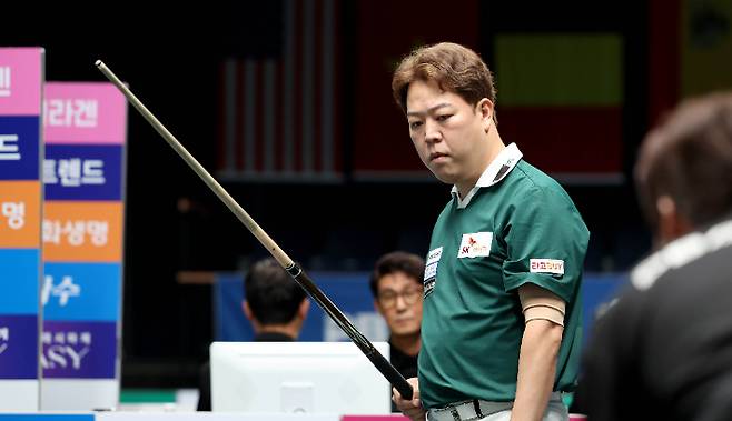 지난 시즌 프로당구 남자부 대상을 받은 SK렌터카 주장 강동궁. PBA