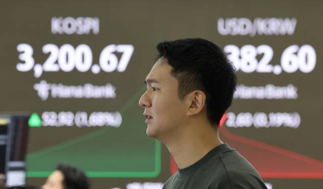 ▲5일 서울 중구 하나은행 본점 딜링룸에서 딜러들이 업무를 보고 있다. 이날 코스피는 오전 9시 9분 현재 3,205.72다. 지수는 전장보다 39.40포인트(1.25%) 오른 3,187.15로 출발했다. ⓒ연합뉴스