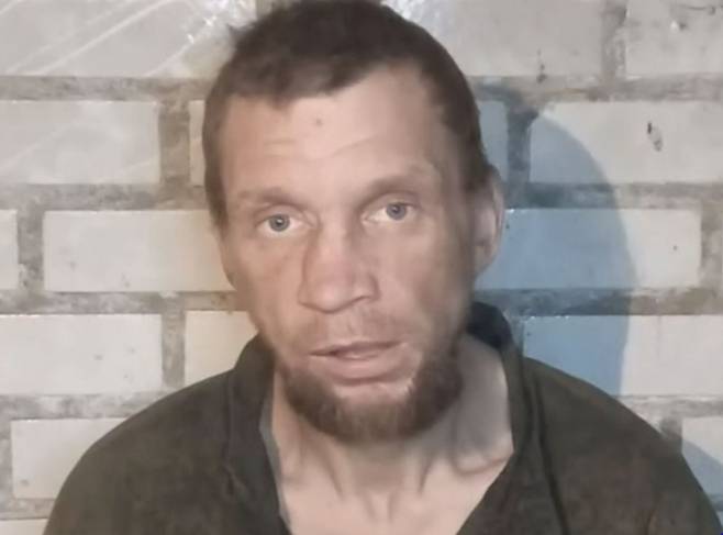 우크라이나 언론인이자 군인인 유리 부투소프는 6일 텔레그램을 통해 러시아 포로 심문 영상을 공개했다. 텔레그램.