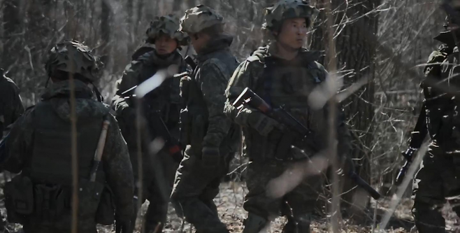 러시아 쿠르스크 지역에서 경계하는 있는 북한군의 모습. 소셜미디어 캡처