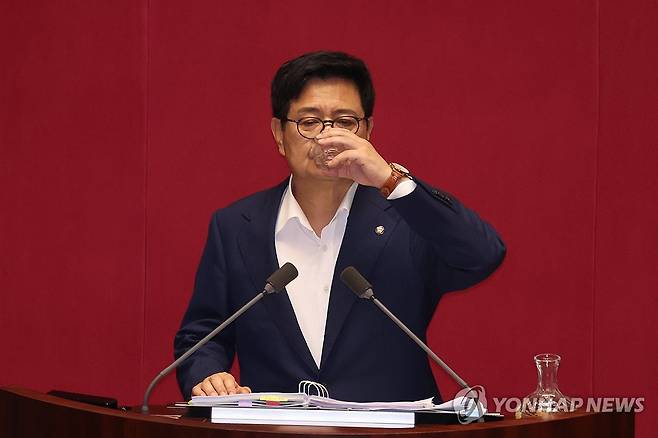 방문진법 반대토론 나선 김장겸 의원 (서울=연합뉴스) 김주성 기자 = 국민의힘 김장겸 의원이 5일 국회 본회의에서 방송문화진흥회법 일부개정법률안에 대한 필리버스터(무제한 토론을 통한 합법적인 의사진행 방해)를 3시간이 넘게 하던 중 물을 마시고 있다. 2025.8.5 utzza@yna.co.kr