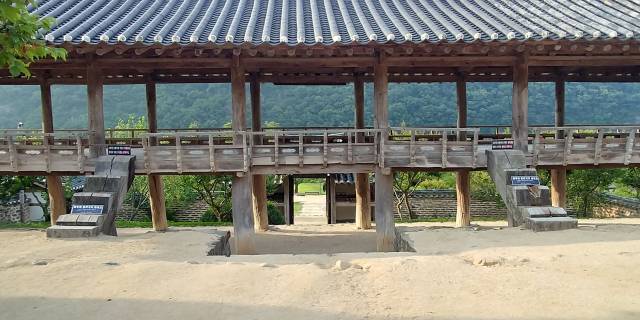 병산서원의 으뜸은 만대루 건축의 공간과 경관이다. 주변은 산들로 막아선 병풍(屛風)처럼 닫힌 풍경들이다,