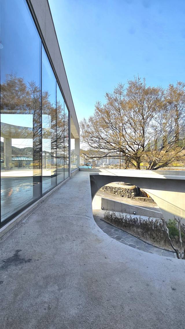 ‘우아한 Elegant’의 전면과 측면의 투명한 입면.