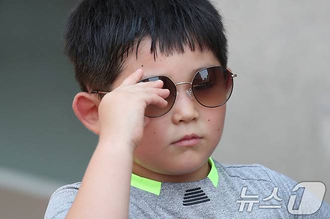 대구 중구 동성로에서 한 어린이가 선글라스로 따가운 햇볕을 가린 채 발걸음을 옮기고 있다. 2025.8.1/뉴스1 ⓒ News1 공정식 기자