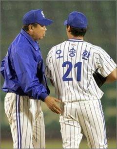 과거 선동열 전 삼성 감독이 마운드에 올라 오승환을 격려하는 모습