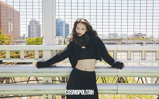 니트톱 카디건, 스커트 , 플라워 목걸이 모두 가격미정 Alaïa. 이너 톱 에디터 소장품.