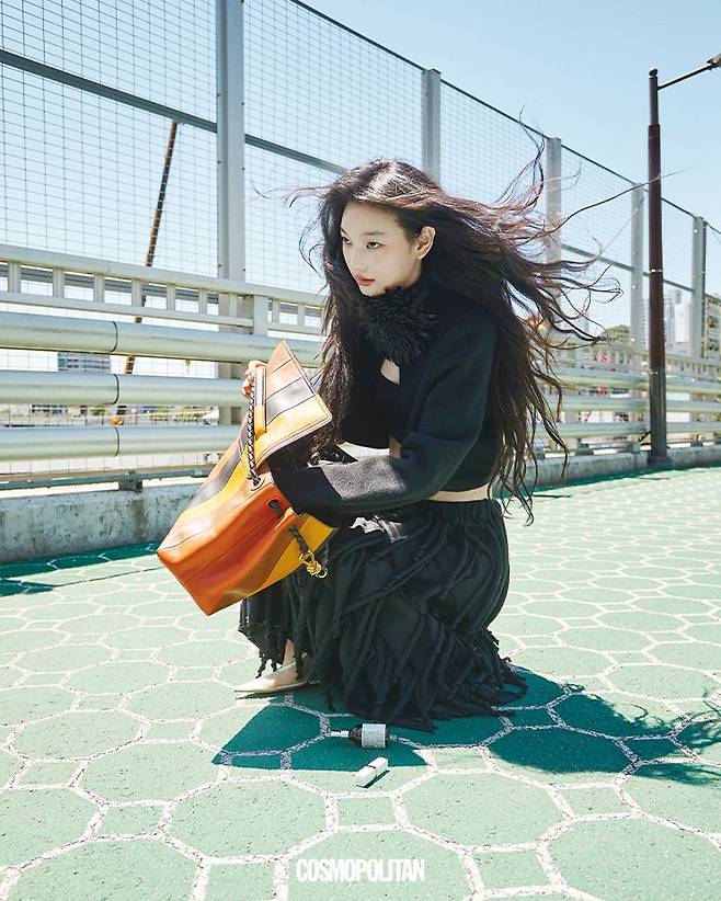 니트 카디건, 스커트, 플라워 목걸이 모두 가격미정 Alaïa. 톱 핸들 백 가격미정 Bottega Veneta. 이너 톱 에디터 소장품.