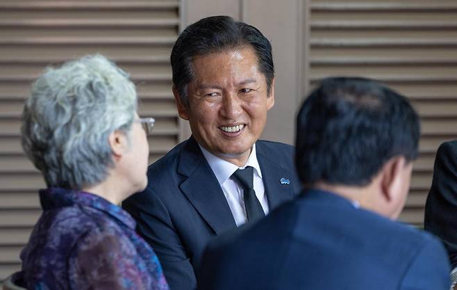 정청래 더불어민주당 대표가 7일 경남 김해시 봉하마을 노무현 전 대통령 사저를 예방해 권양숙 여사와 대화를 하고 있다. 더불어민주당 제공