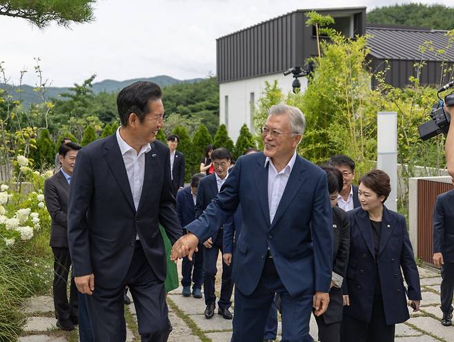 정청래 더불어민주당 대표가 7일 경남 양산시 하북면 평산마을 문재인 전 대통령 사저를 예방해 문 전 대통령과 대화하고 있다. 더불어민주당 제공