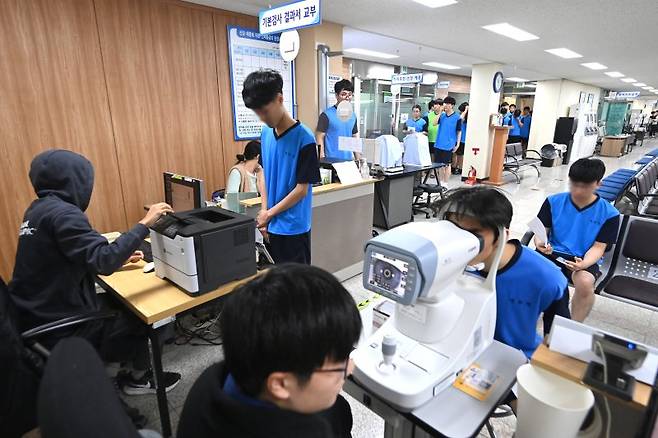 2025년도 첫 병역판정검사가 실시된 지난 1월 13일 경기도 수원시 팔달구 경인지방병무청에서 검사 대상자들이 신체검사를 받고 있다. 공동취재단