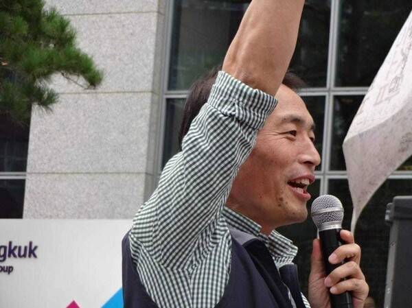 고인이 2014년 노숙농성을 이어가던 티브로드 비정규직 노동자들의 집회에서 발언하고 있다. 필자 제공
