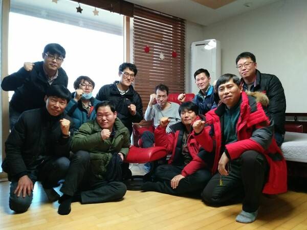 2018년 투병 중인 고인(가운데)을 방문한 노동운동 동지들과 함께. 필자 제공
