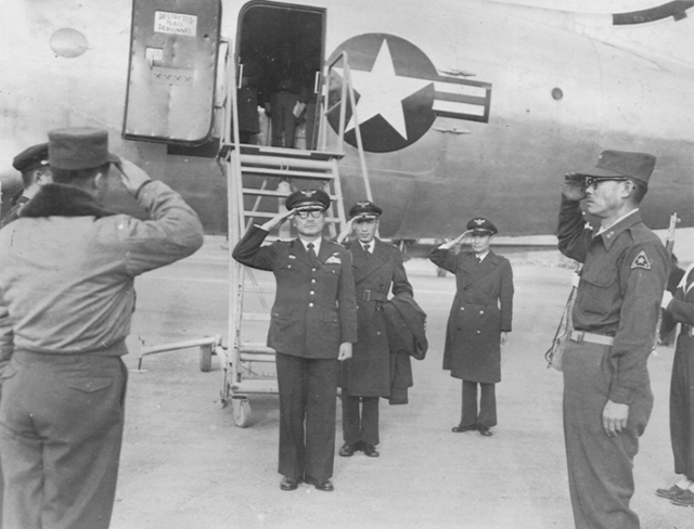 1953년 10월 28일 최용덕(가운데) 장군이 공군력 강화를 위해 미국을 방문하고 있다. 공군 제공