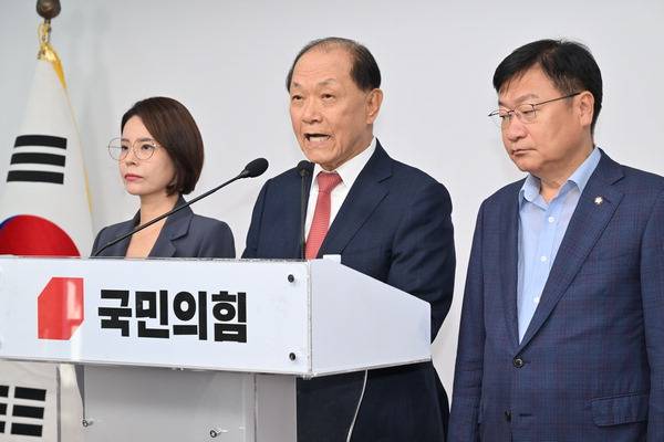 국민의힘 황우여 전당대회 선거관리위원장이 7일 서울 여의도 중앙당사에서 당 대표 및 최고위원 선출을 위한 전당대회 본경선 진출자를 발표하고 있다. 김정록 기자