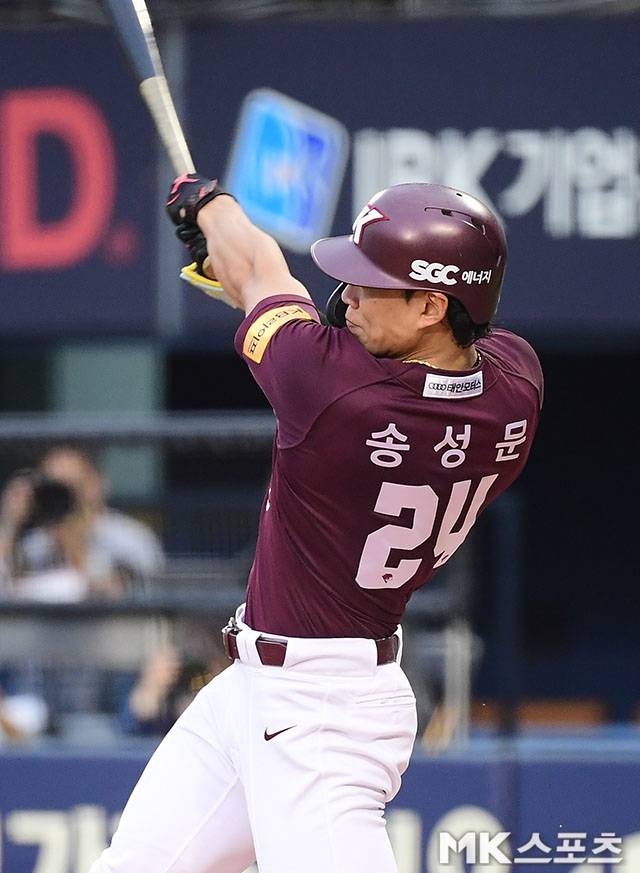 최근 불방망이를 휘두르고 있는 송성문. 사진=김영구 기자