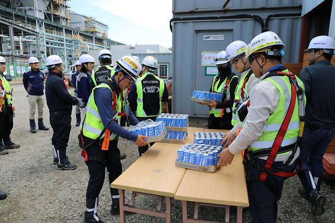 현대로템 당진공장에서 현장 근로자들이 7일 수분 보충용 음료를 전달받는 모습 /사진제공=현대로템