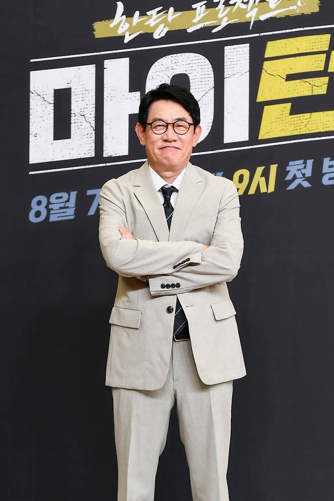 개그맨 이경규가 7일 오후 사전녹화 형식으로 공개된 SBS 새 예능 ‘한탕 프로젝트-마이 턴’ 제작발표회에 참석해 포즈를 취하고 있다. 사진 SBS