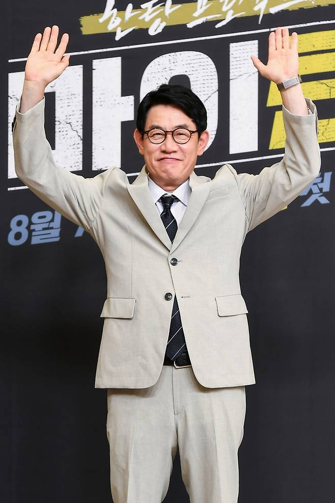 개그맨 이경규가 7일 오후 사전녹화 형식으로 공개된 SBS 새 예능 ‘한탕 프로젝트-마이 턴’ 제작발표회에 참석해 포즈를 취하고 있다. 사진 SBS