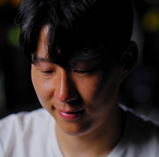 손흥민이 7일 토트넘 소셜 미디어(SNS)를 통해 토트넘 동료들과 한국 팬들에게 작별 인사를 남기고 있다. /사진=토트넘 SNS 캡처