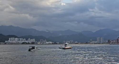 ◇속초 앞바다에서 조타기 고장으로 표류하던 모터보트를 해경이 구조했다. 사진=속초해경 제공