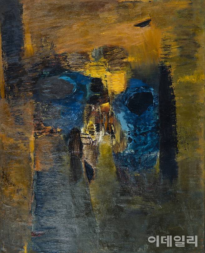 방혜자의 ‘지심’(1961). 우주 생성의 역사를 바탕으로 삼은 1960년대 작품이다. 추상미술에 입문하기 시작하던 시점이다. 그윽하지만 힘 있는 원색의 대비를 통해 인간을 초월하는 성스러움, 경건한 천상의 세계를 엿보게 한다. 필요 이상으로 격렬한 양적 팽창이나 감정의 과잉을 애써 눌러낸 붓힘의 균형감이 배어나온다. 캔버스에 유화 물감, 100×81㎝. 국립현대미술관 소장.