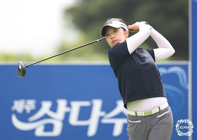 이수정이 8일 사이프러스 골프&리조트에서 열린 KLPGA투어 제주삼다수 마스터스 2라운드에서 티샷하고 있다. 사진 | KLPGA