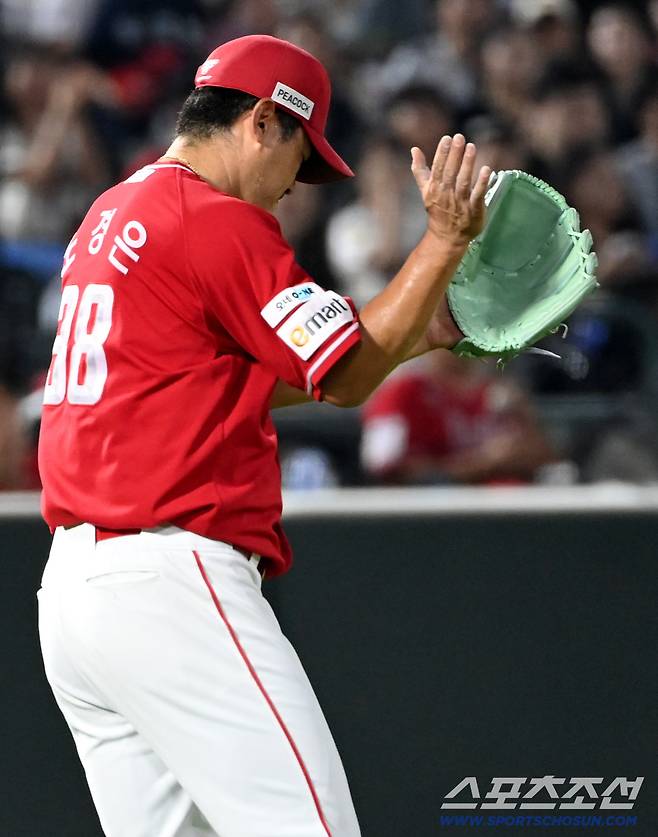 8일 부산 사직야구장에서 열린 SSG와 롯데의 경기, 8회말 위기를 끝낸 SSG 노경은이 환호하고 있다. 부산=허상욱 기자wook@sportschosun.com/2025.08.08/