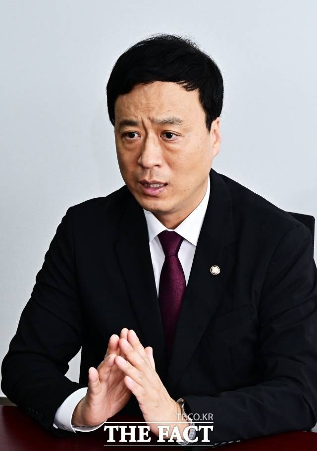 정 의원은 "정치가 신뢰를 받지 못하는 건 여러 가치 중 옳고 그름을 저 아래로 내려버렸기 때문이다"라며 "타협해야 할 부분도 있겠지만 그 타협의 기준이 옳고 그름을 넘어서서는 안 된다"고 말했다. /배정한 기자
